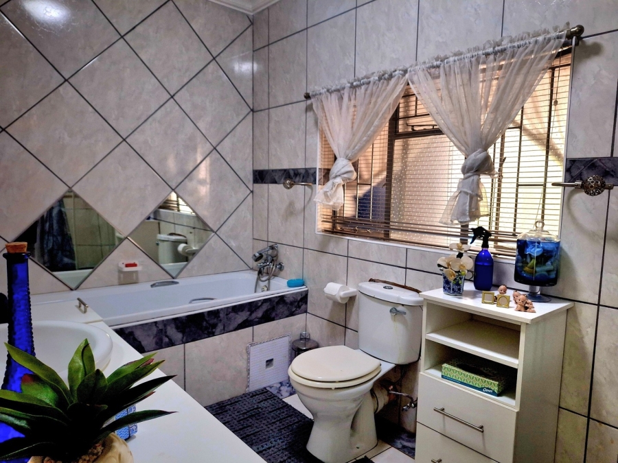 5 Bedroom Property for Sale in Miederpark North West